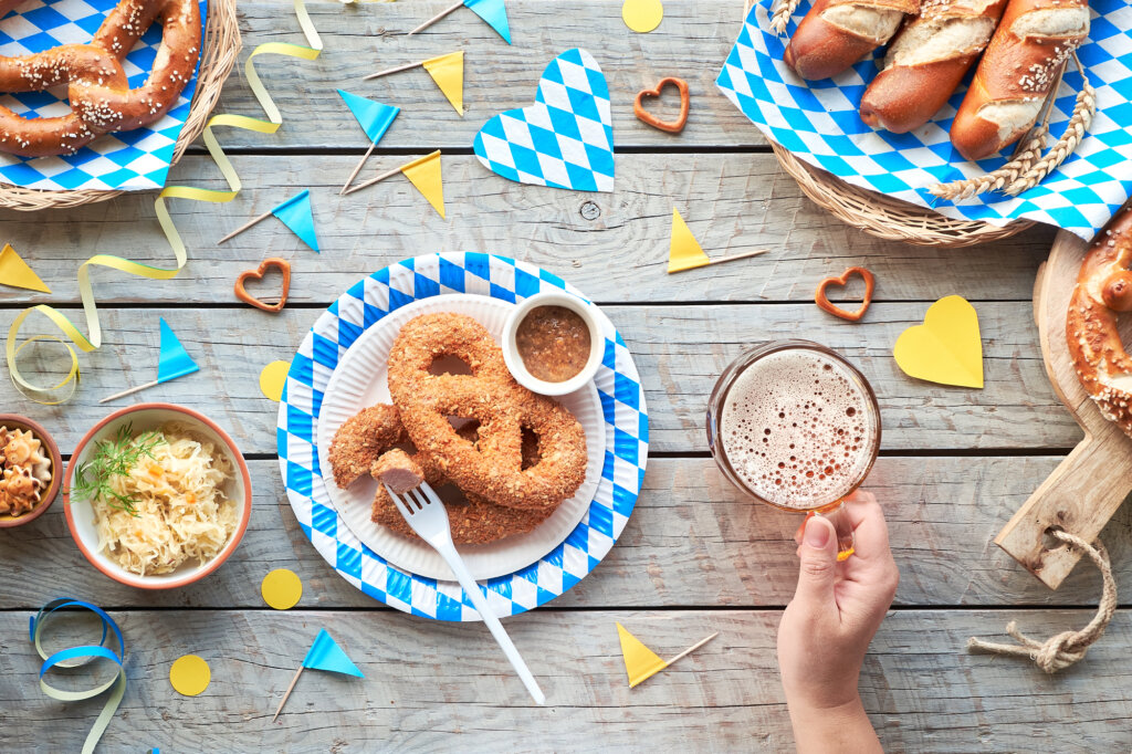 10+ Awesome Ideas For Throwing An Oktoberfest-Themed Party ...