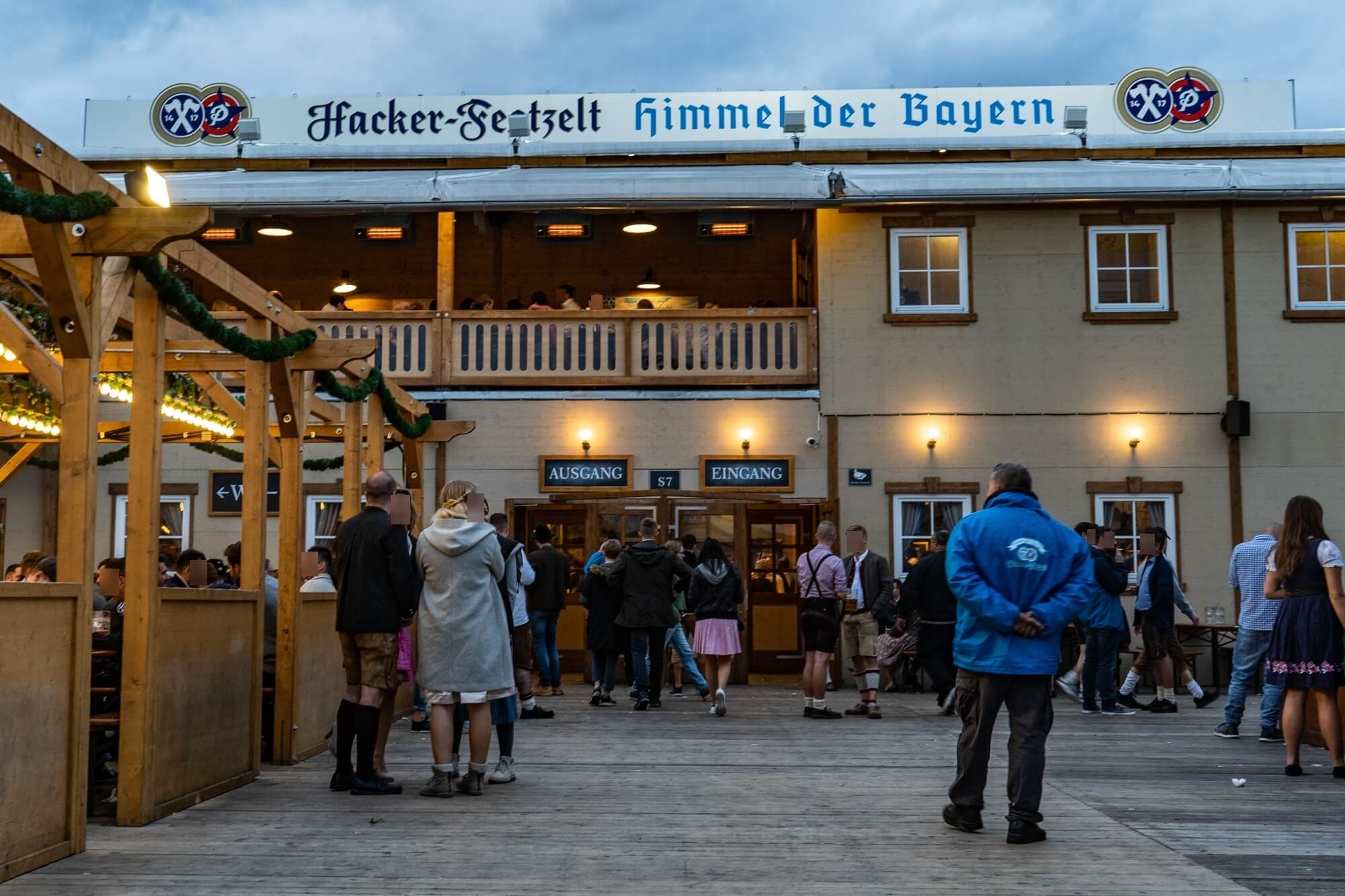 Hacker-Festhalle Oktoberfest Tent Guide: Reservations, Photos & More ...